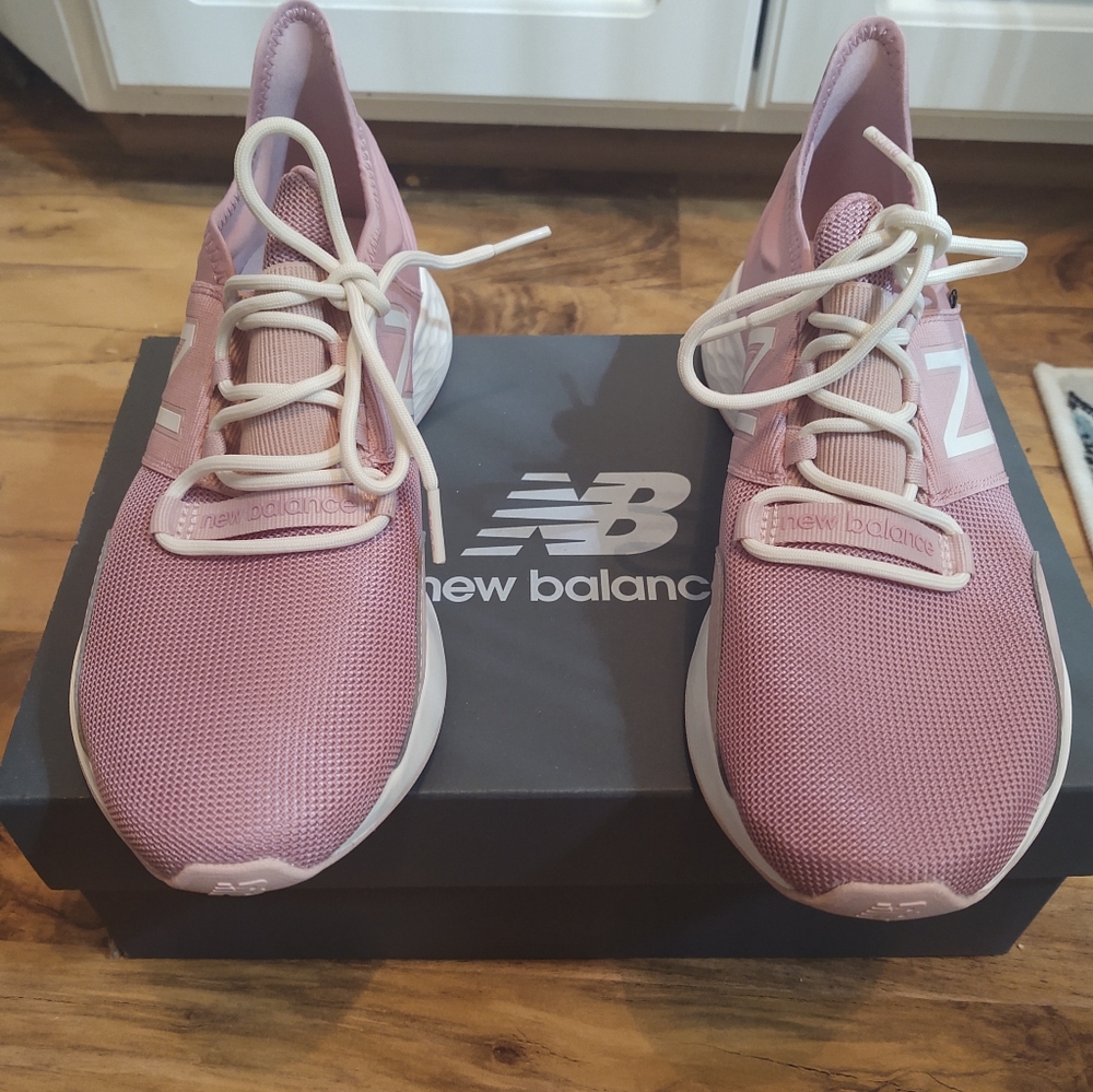 Unisex Chalk Pink FIGS | New Balance Roav M8/W9.5 - Chalk Pink